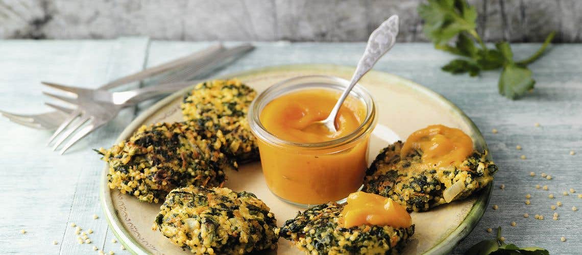 Rezepte bei Psoriasis & Psoriasis Arthritis: Spinat-Hirse-Puffer mit Kurkuma-Kürbis-Ketchup Spinat-Hirse-Puffer mit Kurkuma-Kürbis-Ketchup