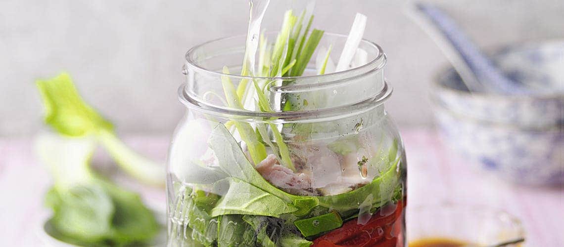 Gesunde Ernährung und Rezepte bei Schuppenflechte (Psoriasis) - Süßsauer-Suppe Süßsauer-Suppe mit Schinken und Pak Choi