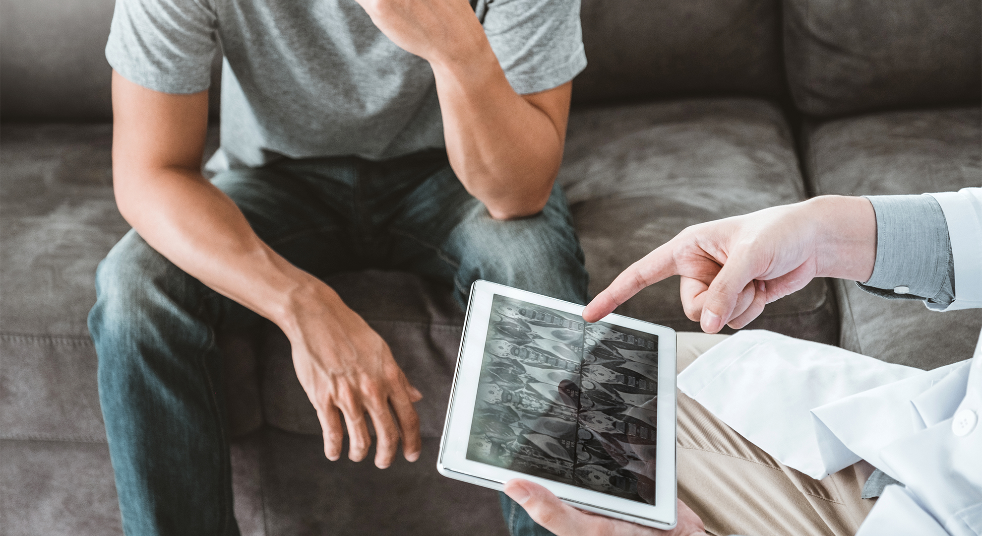 Patient und Arzt diskutieren Therapieoptionen