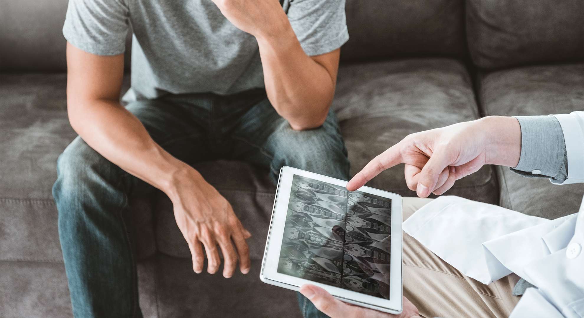 Patient und Arzt diskutieren Therapieoptionen