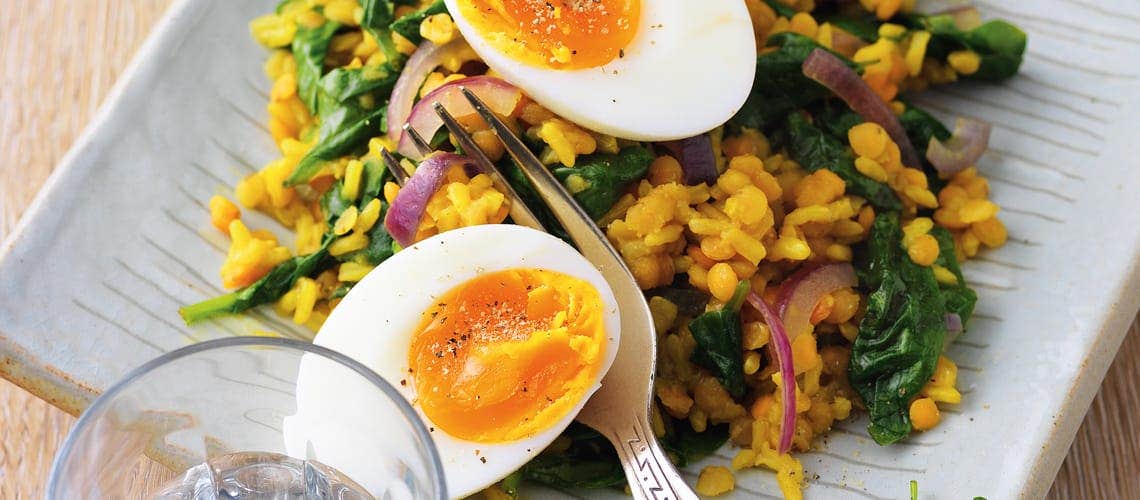 Rezept für eine entzündungshemmende Ernährung bei Schuppenflechte (Psoriasis): Gelber Linsen-Reis mit Spinat Gelber Linsen-Reis mit Spinat