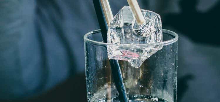 Glas Wasser mit Eiswürfel