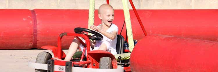 An Krebs erkranktes Kind fährt Go-Kart