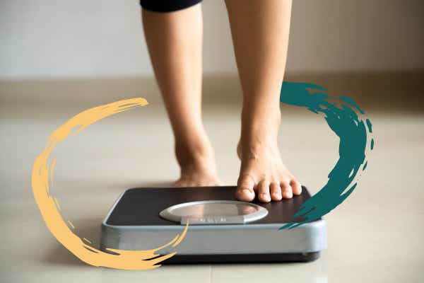 Regelmäßige Gewichtskontrollen: Person stellt sich auf Waage