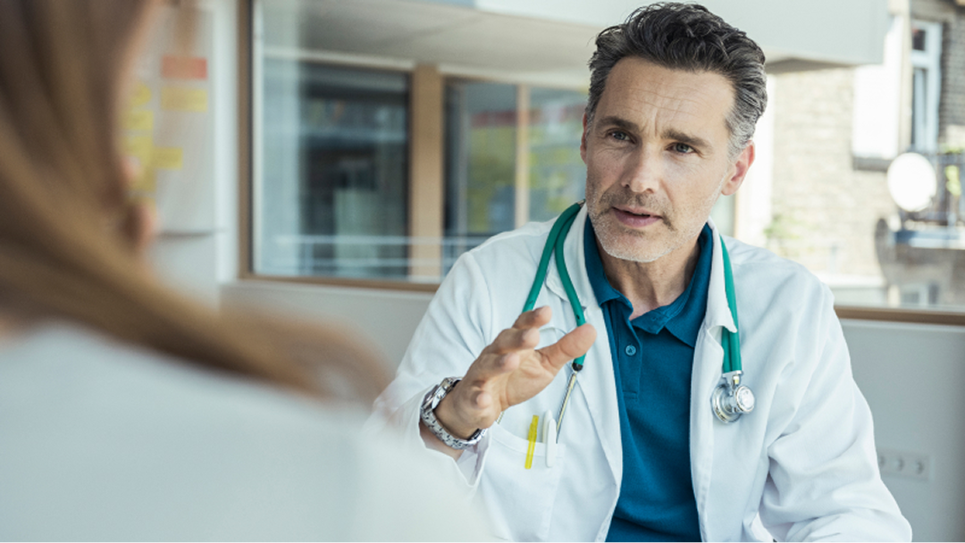 Kuss zwischen einem jungen Liebespaar auf einem Festival