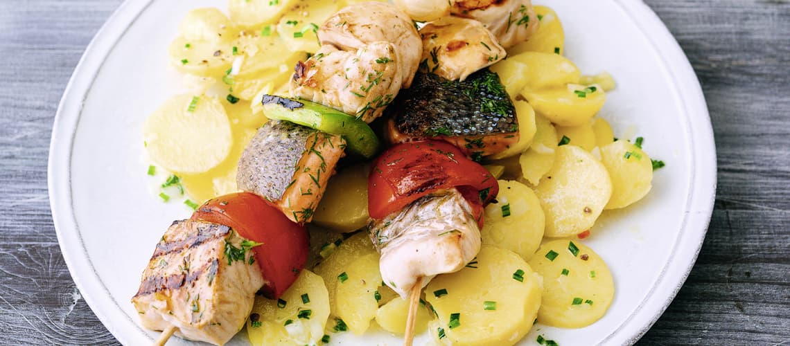 Ernährung Schuppenflechte: Fischspieße mit Kartoffelsalat