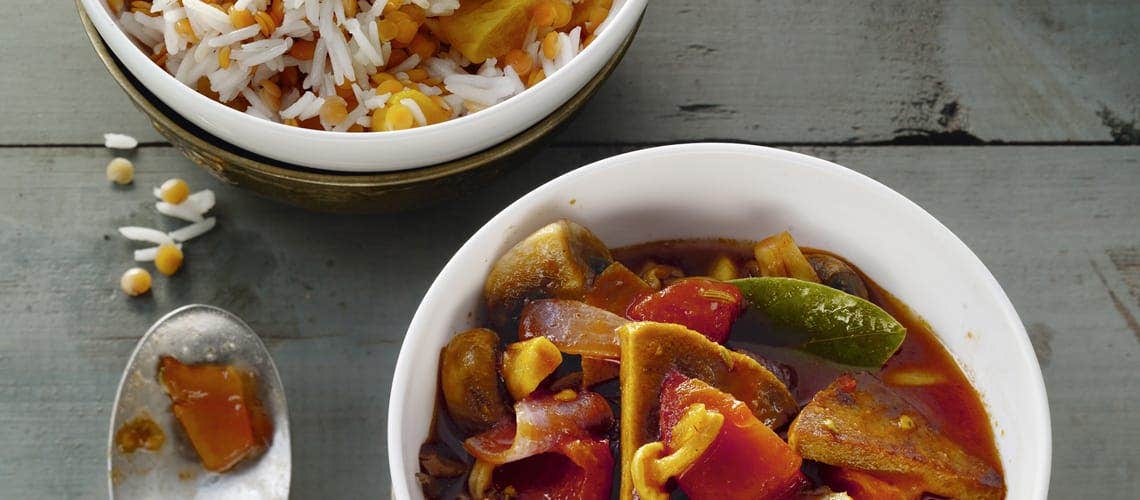 Entzündungshemmendes Rezept bei Schuppenflechte: Seitan-Gulasch mit Aprikosen-Linsen-Reis Seitan-Gulasch mit Aprikosen-Linsen-Reis