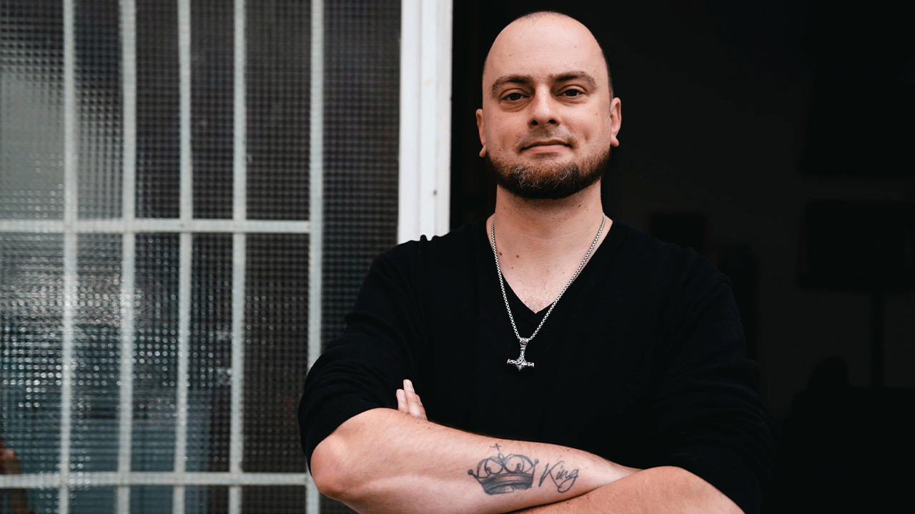 Mathias steht vor der Kamera