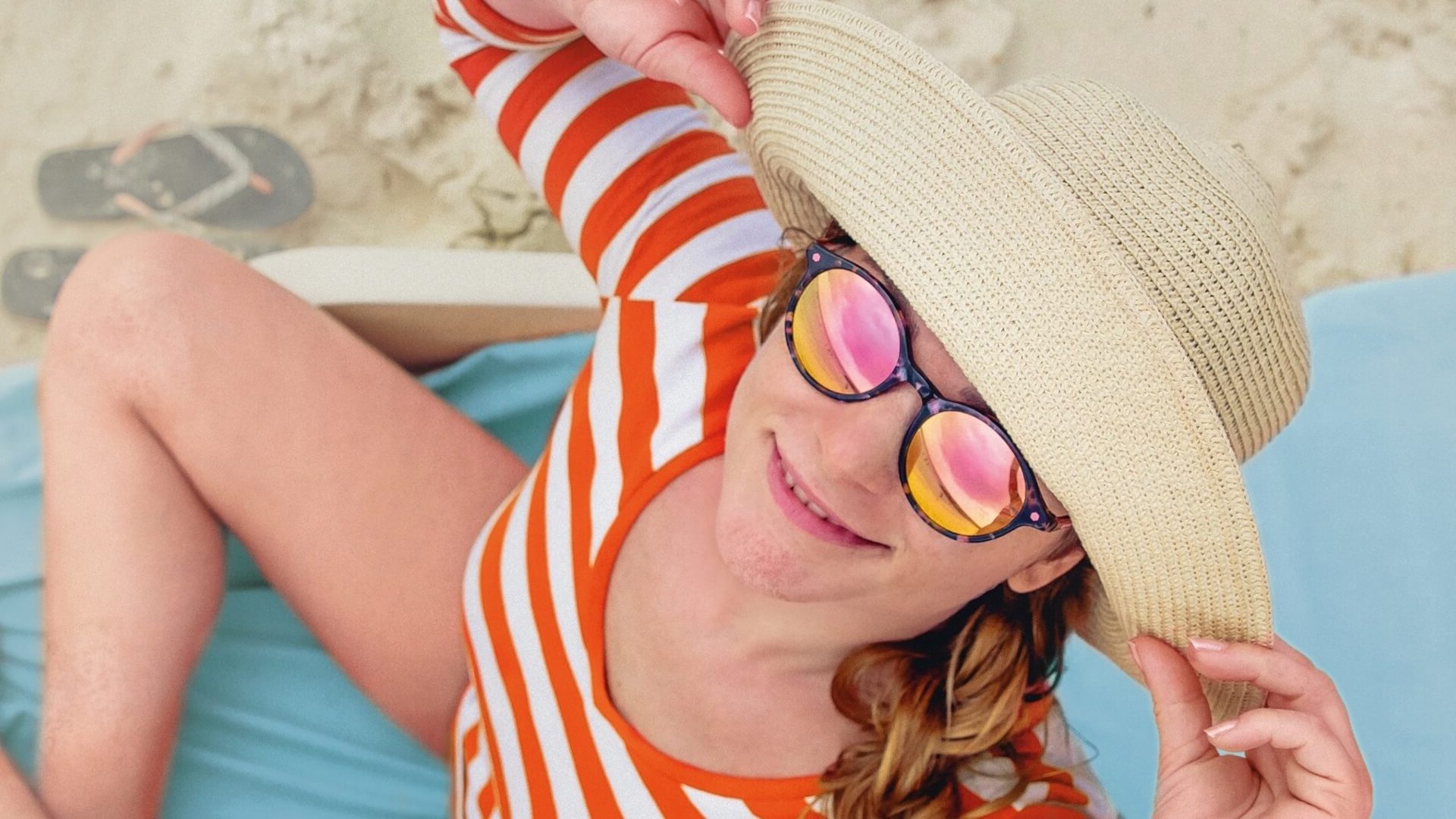 Psoriasis Schuppenflechte Hilfe: Frau sitzt am Strand #JWM