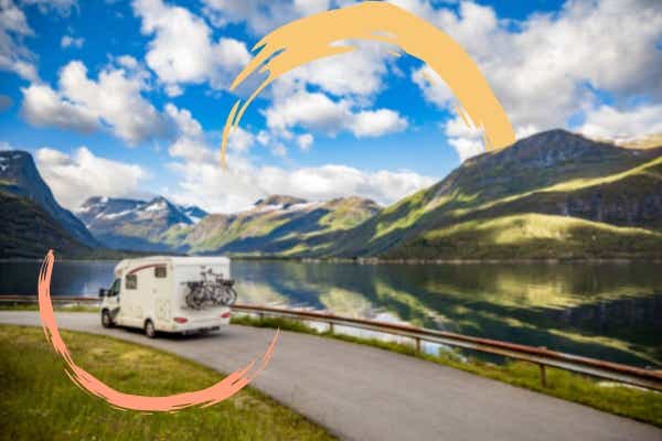 Wohnmobil Urlaub bei Lungenhochdruck: Wohnwagen am See in Berglandschaft