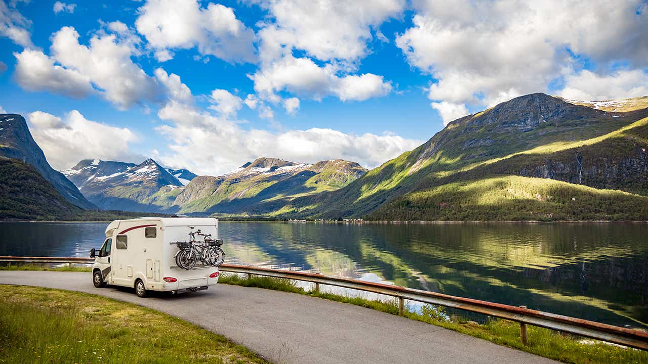 Wohnmobil Urlaub bei Lungenhochdruck: Wohnwagen am See in Berglandschaft Wohnmobil Urlaub bei Lungenhochdruck: Wohnwagen am See in Berglandschaft