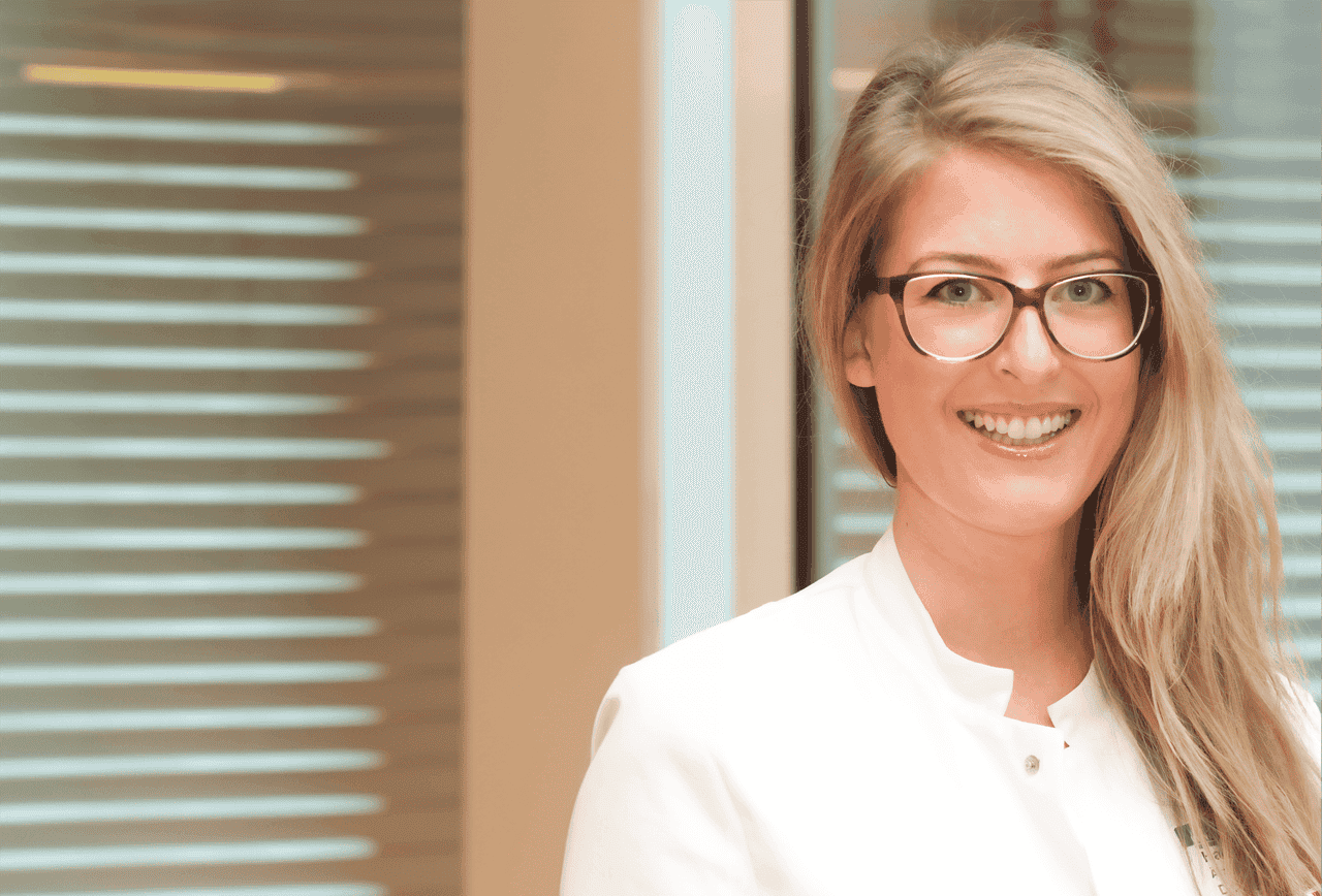 Dr. med. Nina Trenkler ist Fachärztin für Dermatologie, die über umfangreiche Erfahrung und Expertise in ihrem Bereich verfügt.