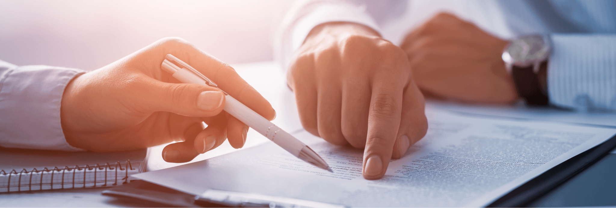 Frau füllt Formular aus