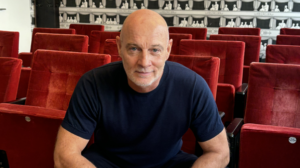 Bild von Schauspieler Simon Licht in einem Theater