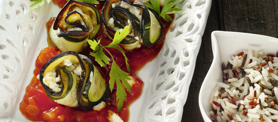 Rezept bei Psoriasis: Auberginen-Zucchini-Röllchen mit Feta
