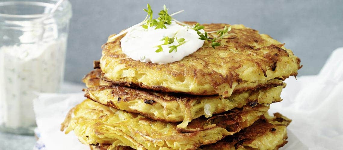 Leckeres und gesundes Rezept bei Schuppenflechte: Pastinaken-Rösti mit Kressedip Pastinaken-Rösti mit Kressedip