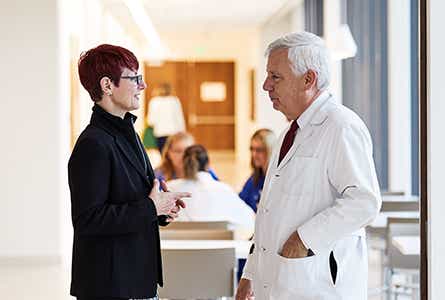 Arztgespräch bei Anzeichen von Lungenhochdruck: Ärztin im Gespräch mit Patientin Arztgespräch bei Anzeichen von Lungenhochdruck: Ärztin im Gespräch mit Patientin