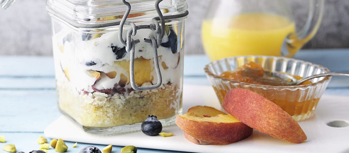 Ernährung Schuppenflechte: Pfirsich-Blaubeer-Müsli mit Bulgur