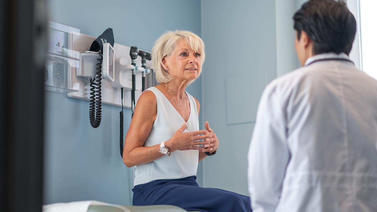 körperlichen Untersuchung Lungenhochdruck. Belastung der Herzkanmmern: Arzt im Gespräch mit Patientin