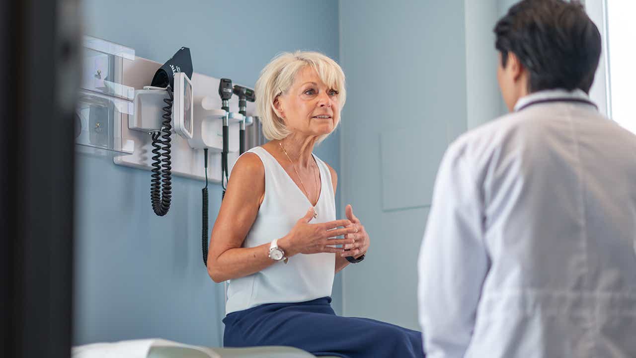 körperlichen Untersuchung Lungenhochdruck. Belastung der Herzkanmmern: Arzt im Gespräch mit Patientin körperlichen Untersuchung Lungenhochdruck. Belastung der Herzkanmmern: Arzt im Gespräch mit Patientin