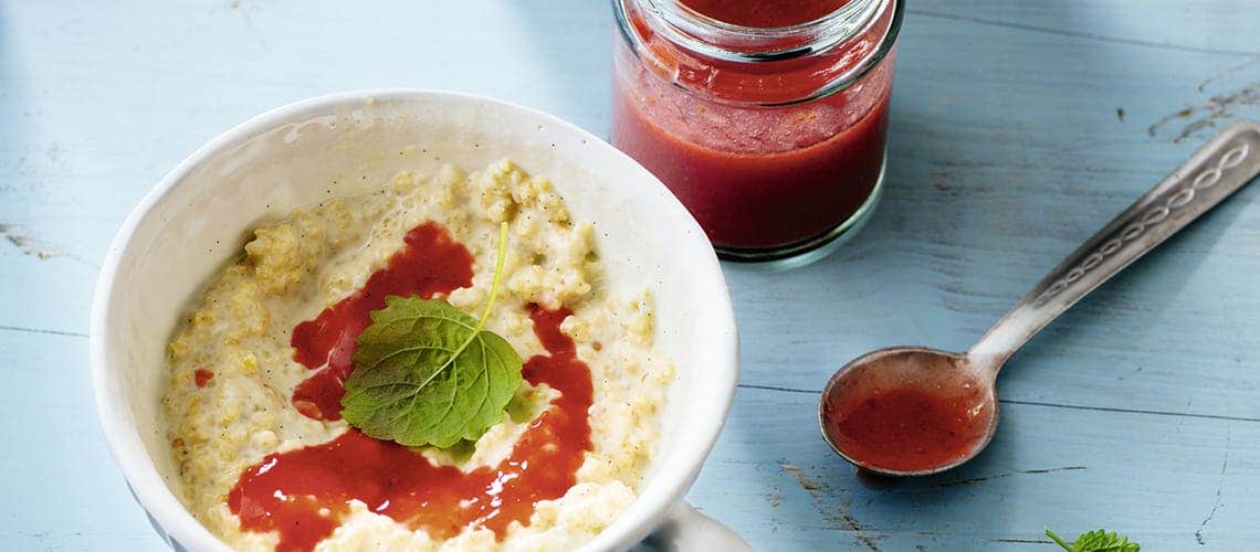 Rezept für eine gesunde und ausgewogene Ernährung bei Schuppenflechte: Hirsegrütze mit Erdbeerpüree Hirsegrütze mit Erdbeerpüree