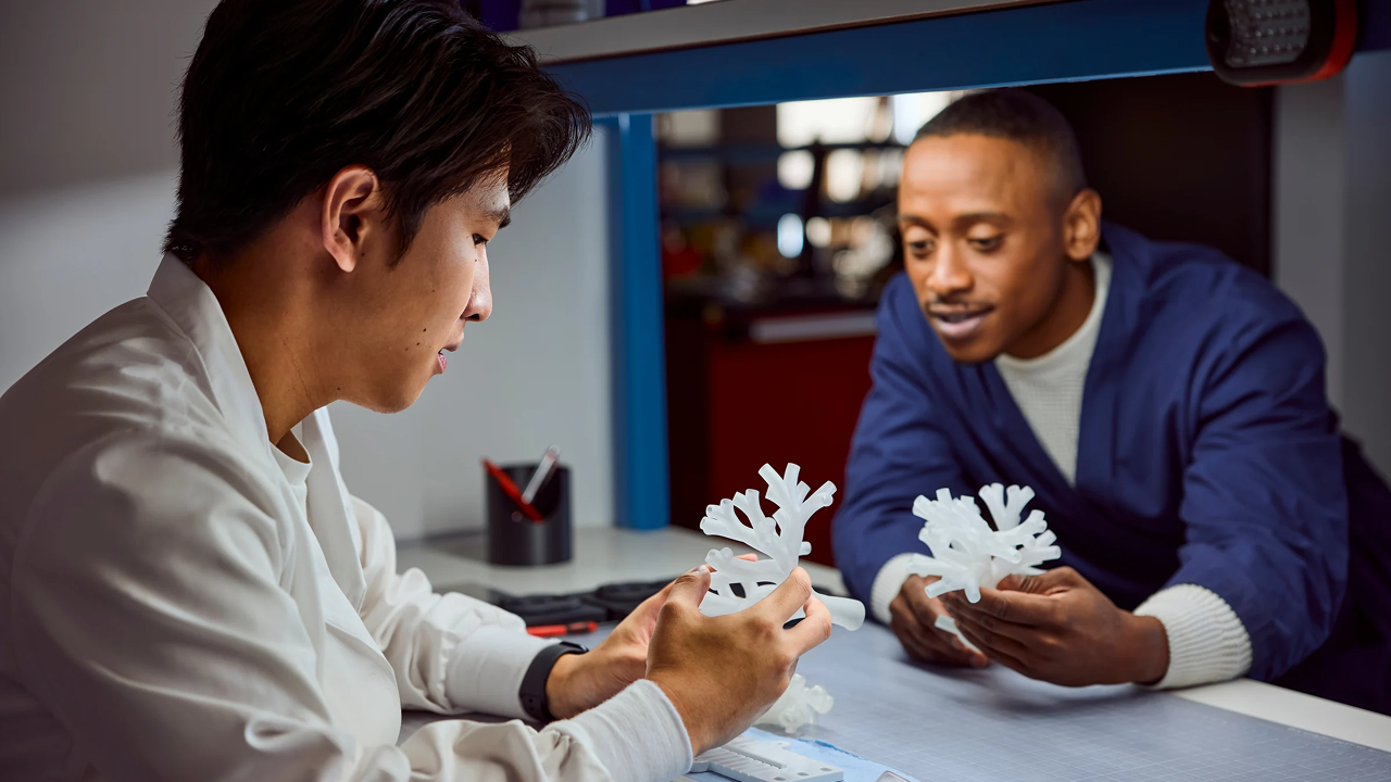 Ein Arzt erklärt einem Patienten mithilfe eines Lungenmodells moderne Erkenntnisse zu Lungenkrebs und dessen Behandlungsmöglichkeiten.