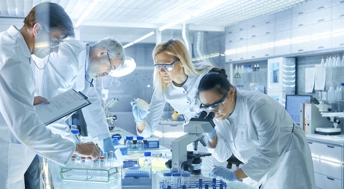 Forschung und Entwicklung: Wissenschaftler:innen arbeiten in einem Labor #JWM
