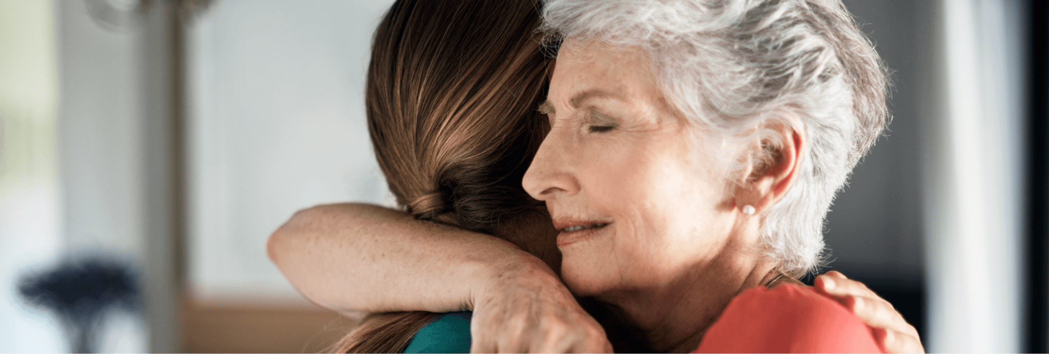 Älteres Paar gibt sich die Hand