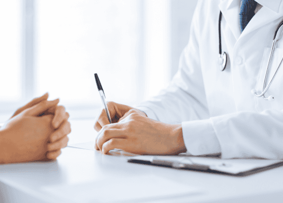 Lymphknoten sind für die Behandlung von Lungenkrebs wichtig Arzt und Patientin mit Lungenkrebs sitzen sich in einem Behandlungsgespräch gegenüber.