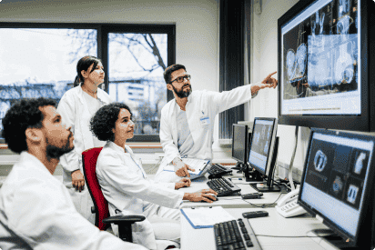 Morbus Crohn tritt häufig in Verbindung mit anderen Erkrankungen, sog. Komorbiditäten auf.    Ein interdiziplinäres Ärzte-Team bespricht den Fall eines Morbus-Crohn-Patienten und die Behandlung seiner Begleiterkrankungen.