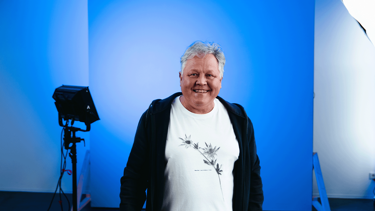 Jürgen im Fotostudio vor der Leinwand