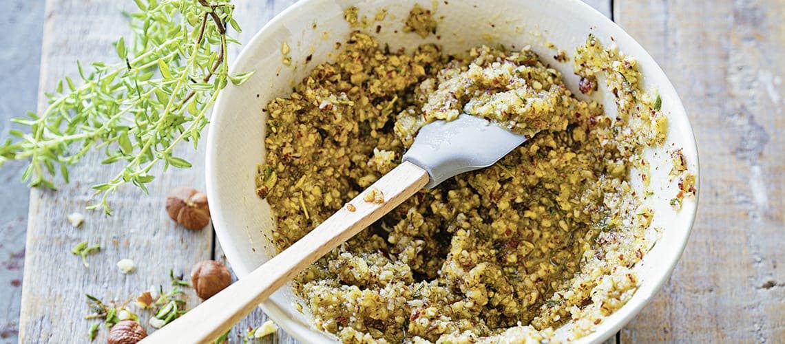 Rezept für eine gesunde und ausgewogene Ernährung bei Schuppenflechte: Haselnuss-Thymian-Pesto Haselnuss-Thymian-Pesto
