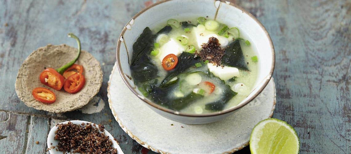 Gesunde Ernährung und Rezepte bei Schuppenflechte (Psoriasis) - Misosuppe mit Tofu und Kaniwa Misosuppe mit Tofu und Kaniwa