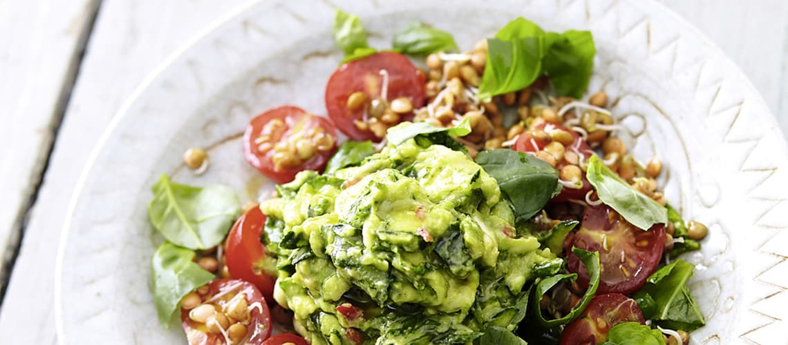 Avocado mit Zucchini-Chili-Tatar: Rezept für anti-inflammatorische ...