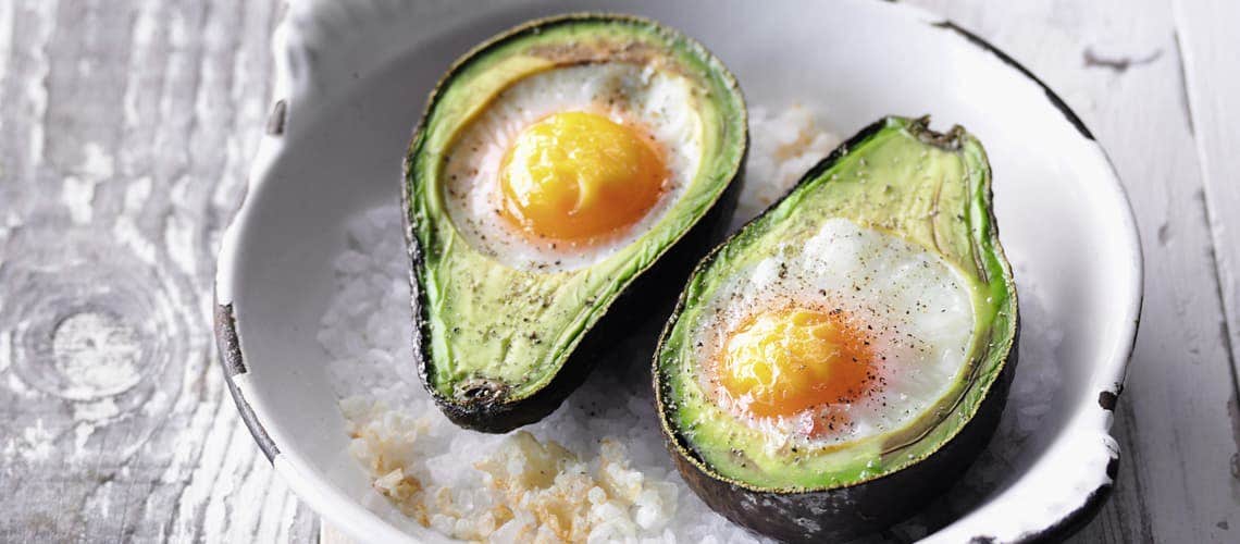Rezept für eine entzündungshemmende Ernährung bei Schuppenflechte (Psoriasis): Eivocado aus dem OfenmitVollkornbrot Eivocado aus dem Ofen mit Vollkornbrot