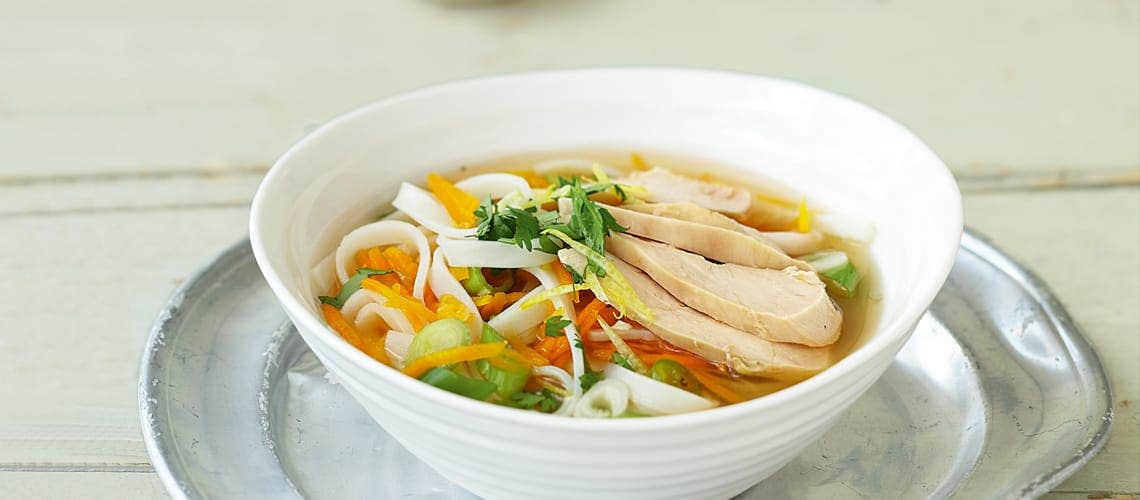Gesunde Ernährung und Rezepte bei Schuppenflechte (Psoriasis) - Ingwer-Zitronen-Suppe mit Huhn & Reisbandnudeln Ingwer-Zitronen-Suppe mit Huhn & Reisbandnudeln
