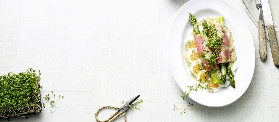 Gesunde Ernährung bei Schuppenflechte - Rezept: Spargelsalat mit Räucherlachs Spargelsalat mit Räucherlachs