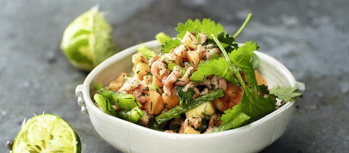 Rezept für ein vitales Leben trotz Schuppenflechte: Papaya-Paprika-Salat mit Krabben und Kräuter-Limetten-Dressing Papaya-Paprika-Salat mit Krabben und Kräuter-Limetten-Dressing