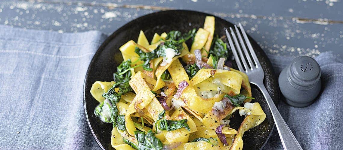 Rezept für eine gesunde und ausgewogene Ernährung bei Schuppenflechte: Knuspernudeln mit Spinat Knuspernudeln mit Spinat