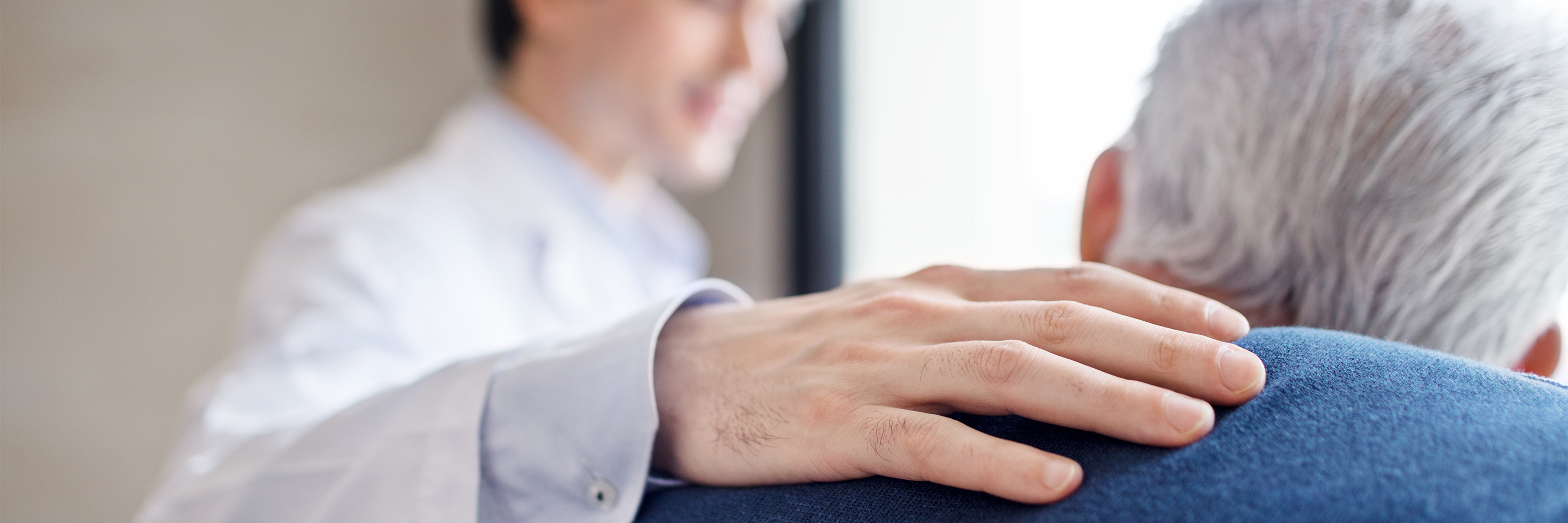 Arzt diagnostiziert einem Patienten Prostatakrebs