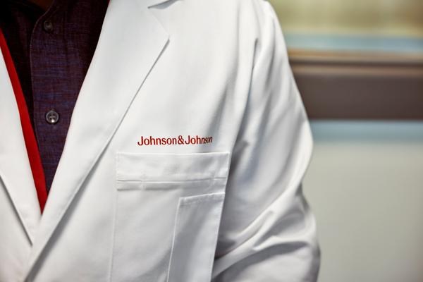 Spezialist für Lungenerkrankungen: Hände von Ärztin