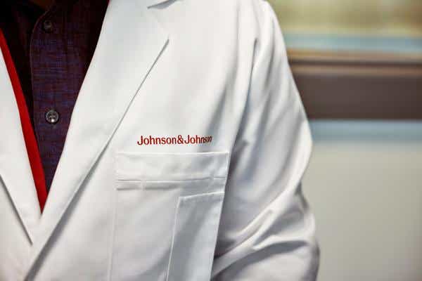 Spezialist für Lungenerkrankungen: Hände von Ärztin Spezialist für Lungenerkrankungen: Hände von Ärztin