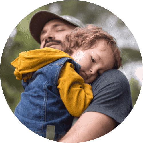 Vater mit Retinitis pigmentosa hält seinen Sohn auf dem Arm und fragt sich, wie sich die erbliche Netzhauterkrankung auf das Leben seines Sohnes auswirkt