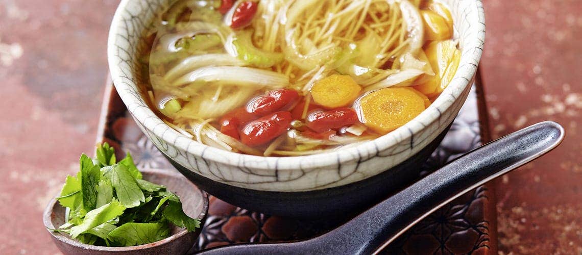 Gesunde Ernährung und Rezepte bei Schuppenflechte (Psoriasis) - Reisnudelsuppe mit Gojibeeren Reisnudelsuppe mit Gojibeeren