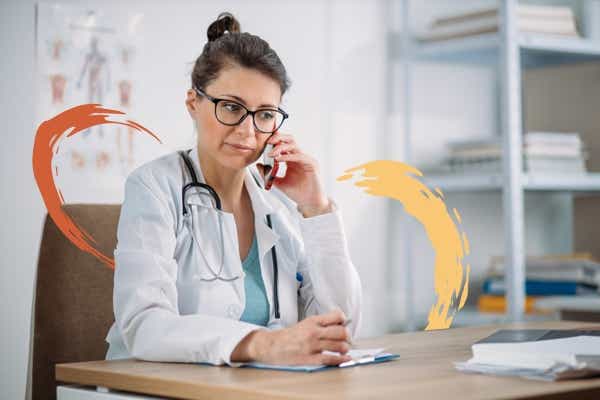 Urlaubsplanung bei Lungenhochdruck medizinisch abklären: Ärztin am Schreibtisch telefoniert
