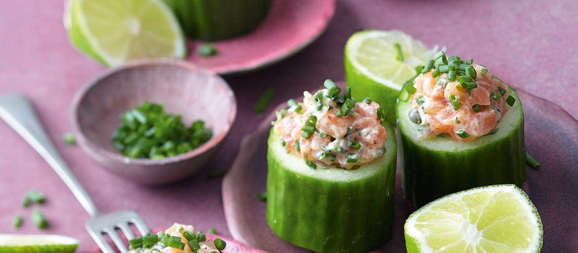 Rezept für eine gesunde und ausgewogene Ernährung bei Schuppenflechte: Lachstatar im Salatgurken-Cup Lachstatar im Salatgurken-Cup