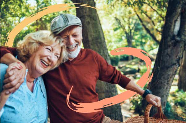 Optimale Reisezeit bei Lungenhochdruck: Senioren Paar hält Hände im Park