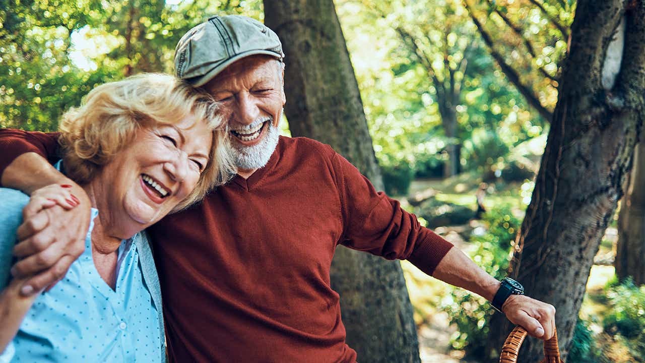 Optimale Reisezeit bei Lungenhochdruck: Senioren Paar hält Hände im Park Optimale Reisezeit bei Lungenhochdruck: Senioren Paar hält Hände im Park