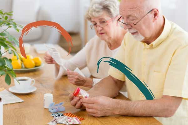 Medikamente im Urlaub: Senioren Paar öffnet Tabletten