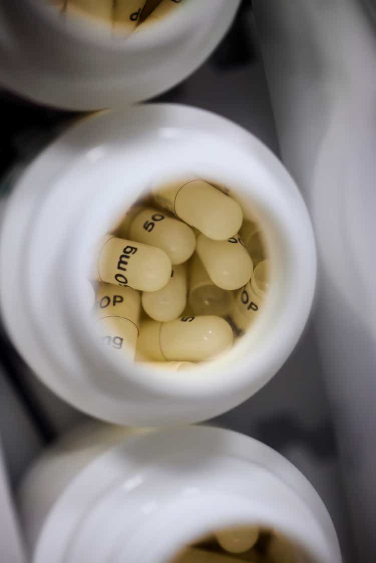 Medikamente im Urlaub: Senioren Paar öffnet Tabletten Medikamente im Urlaub: Senioren Paar öffnet Tabletten